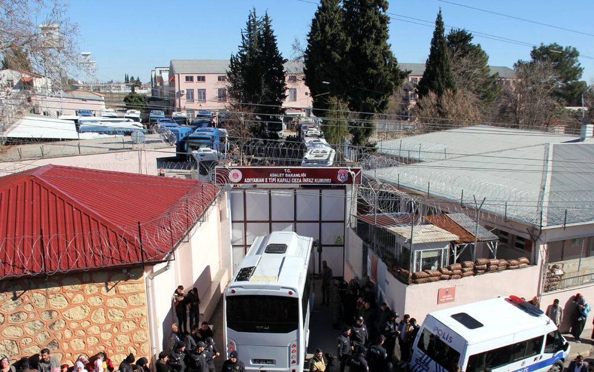 Depremde hasar gören cezaevi tamamen boşaltıldı