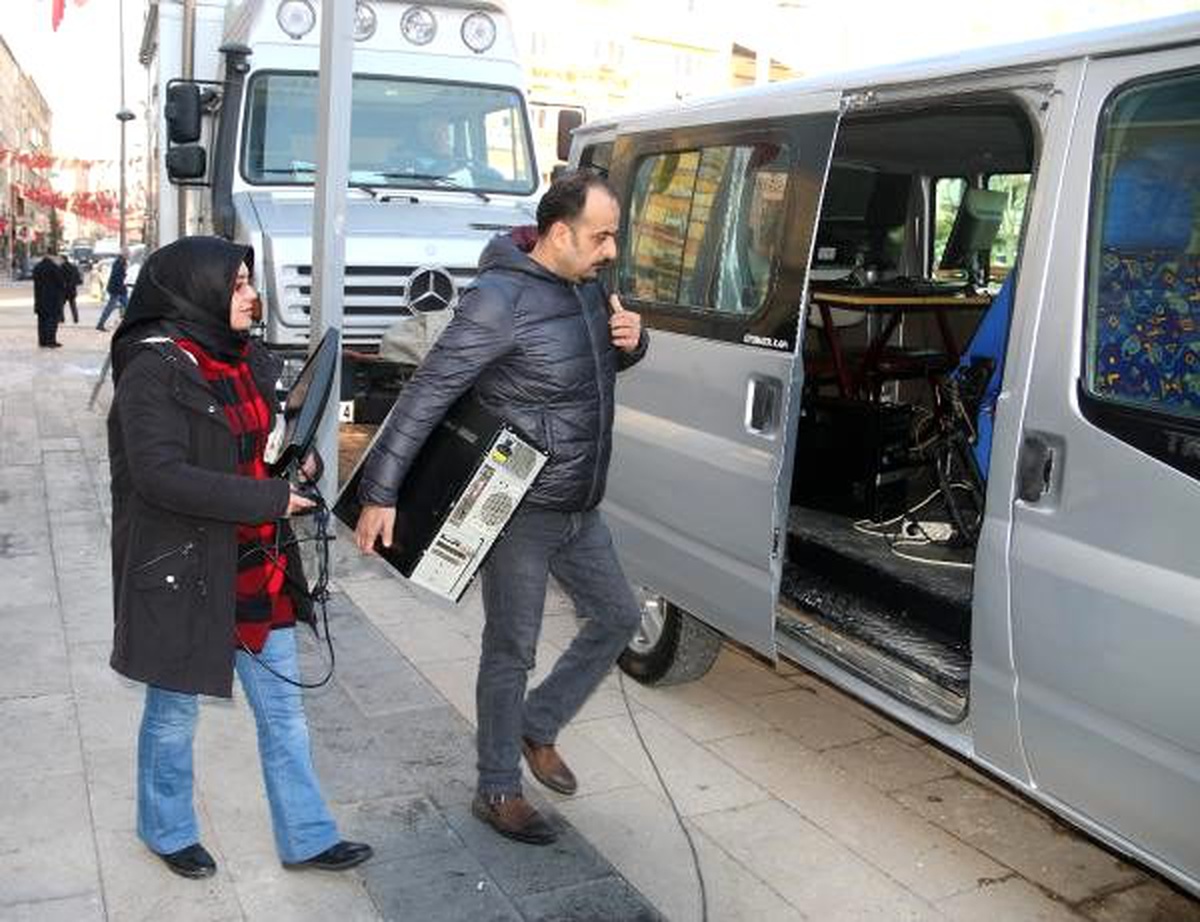Depremde ofisi zarar gören yerel gazete, minibüste çıkarılıyor