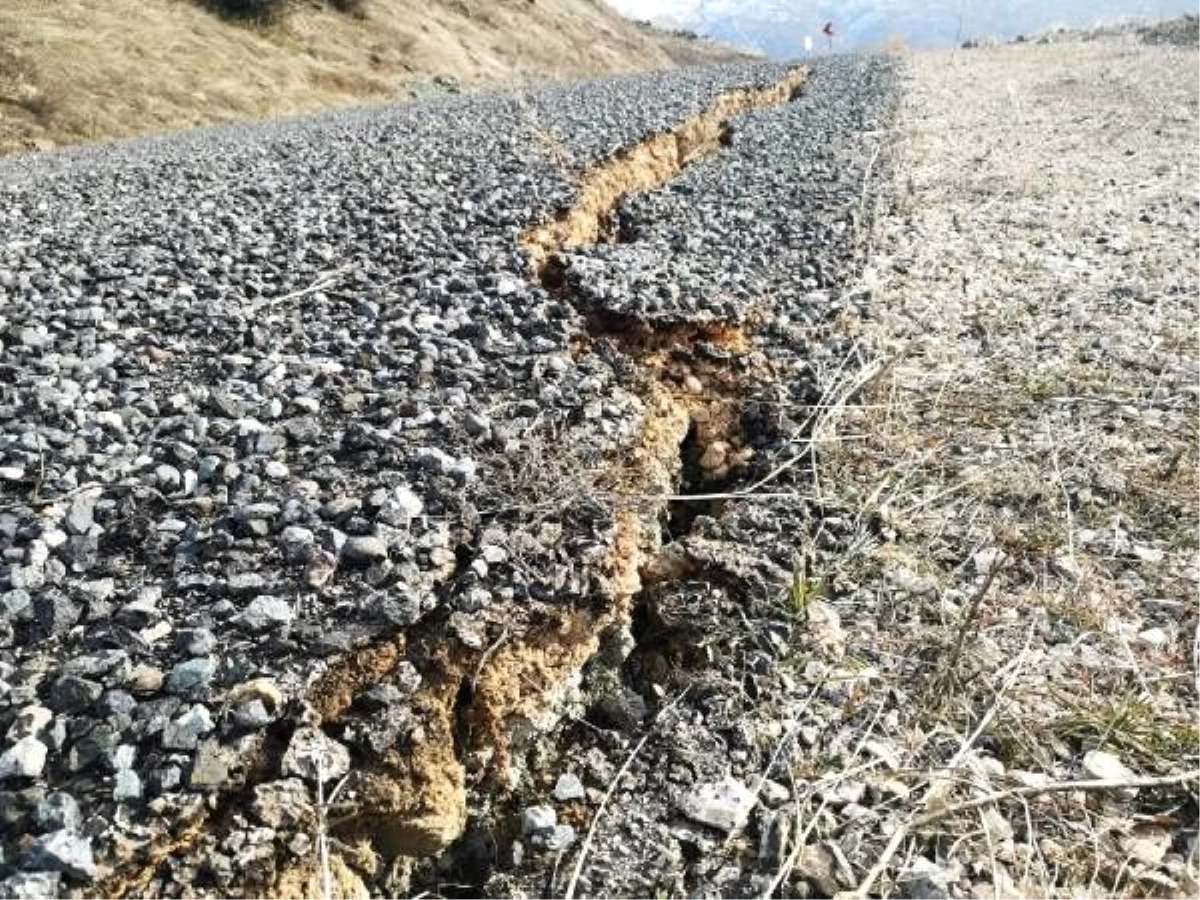 Depremde Sivrice\'deki köy yollarında dev yarıklar oluştu