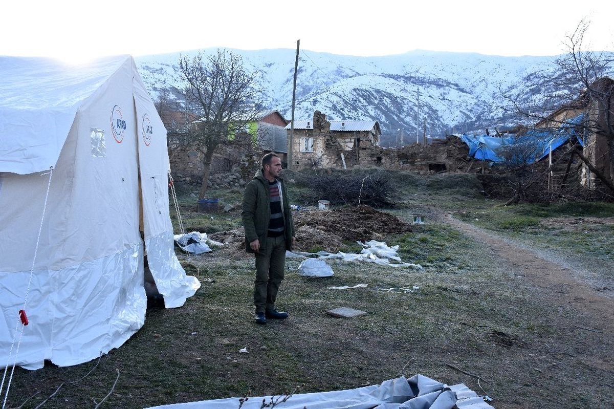 Depremzedeler geceyi çadırda geçiriyor
