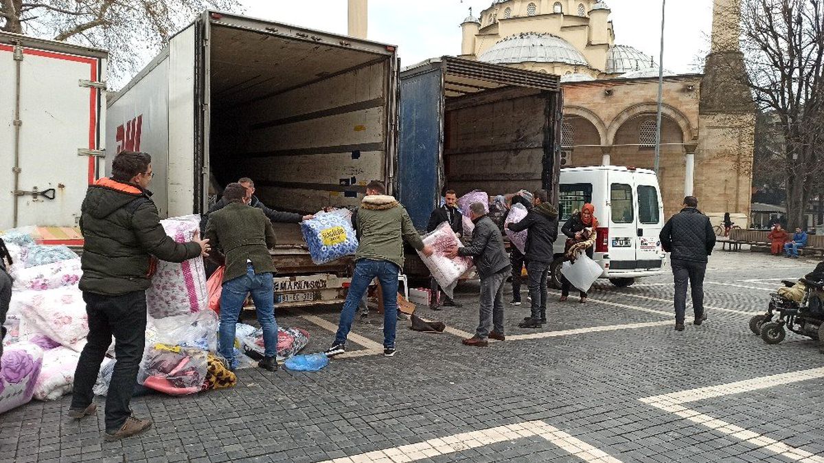 Düzce\'den depremzedelere yardımlar devam ediyor
