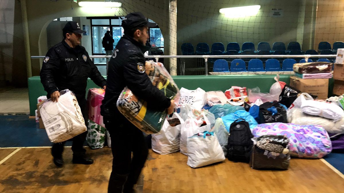 Edirne\'de polislerden depremzedelere battaniye ve ısıtıcı yardımı