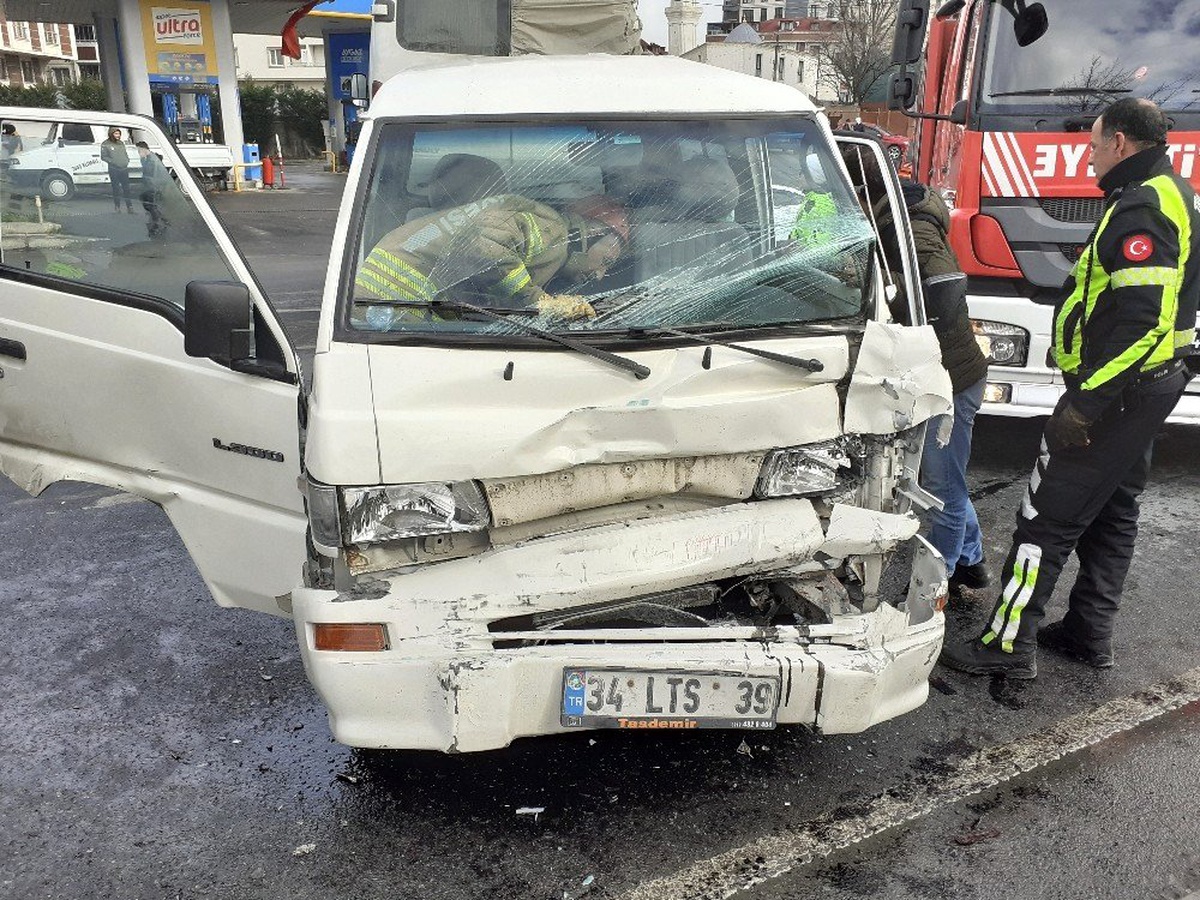 El freni çekilmeyen minibüs zincirleme kazaya yol açtı
