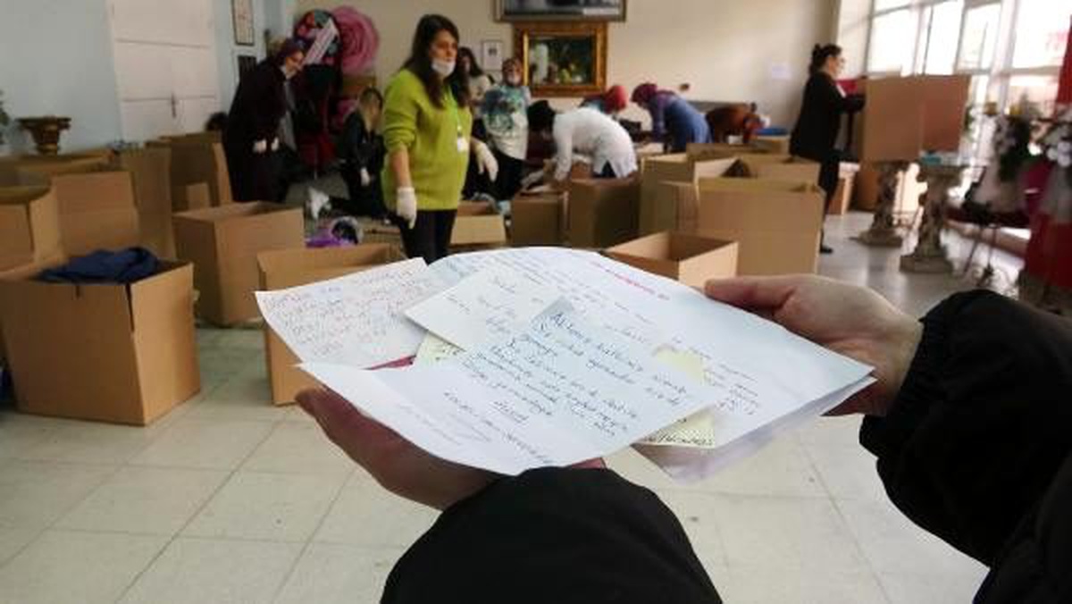 Elazığ\'a yardım kolilerinden çıkan notlar duygulandırdı