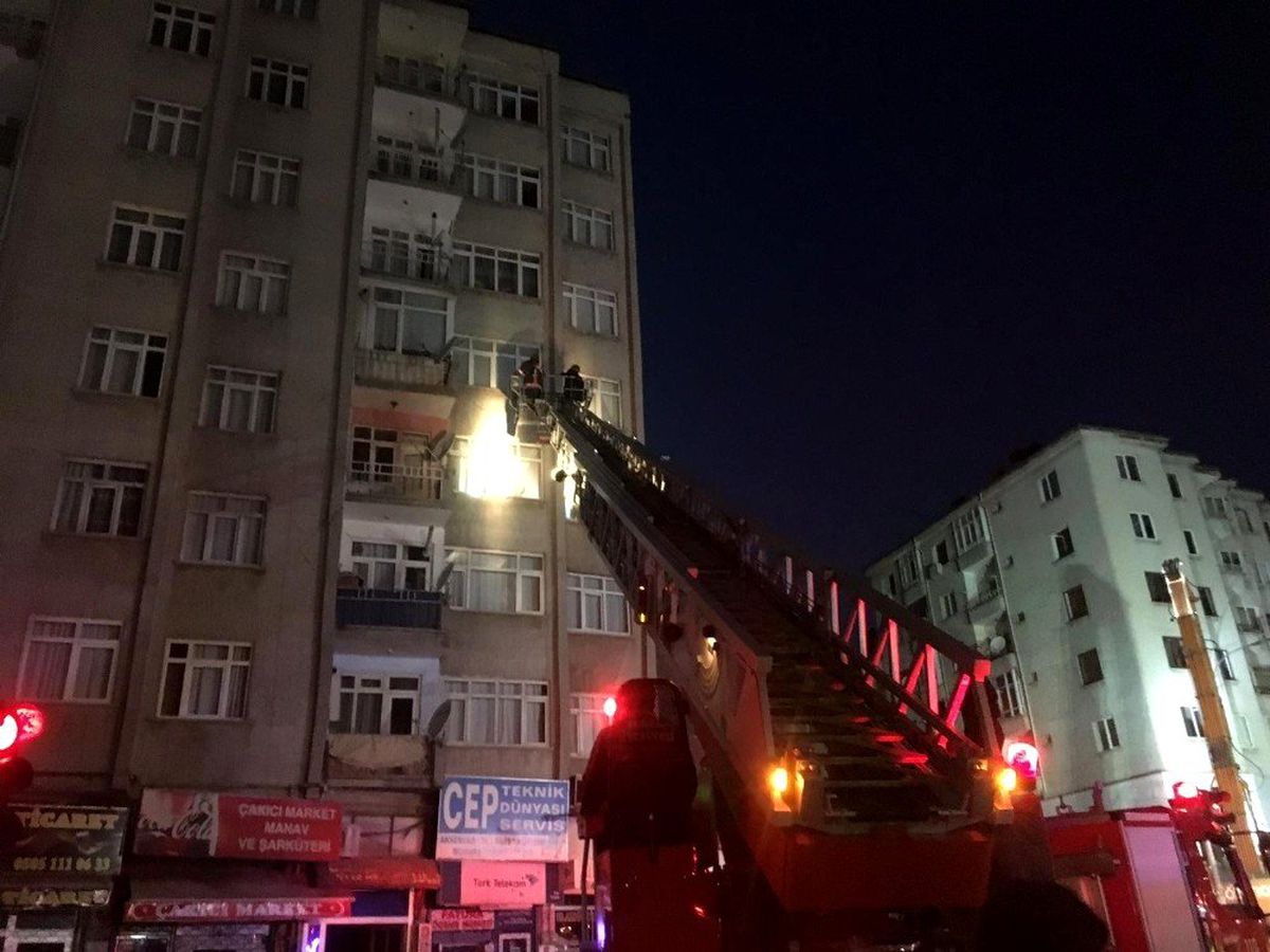 Elazığ\'da 5 katlı binada yıkılma tehlikesi