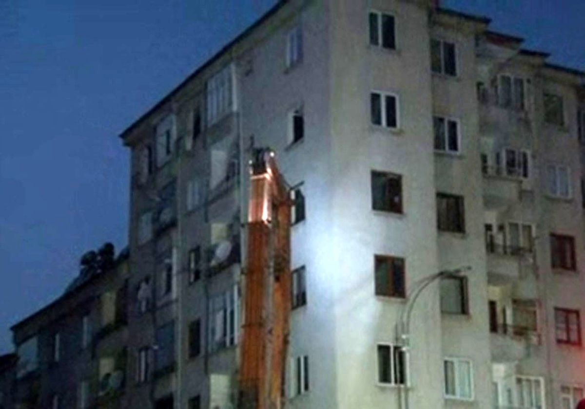 Elazığ\'da 5 katlı binada yıkılma tehlikesi