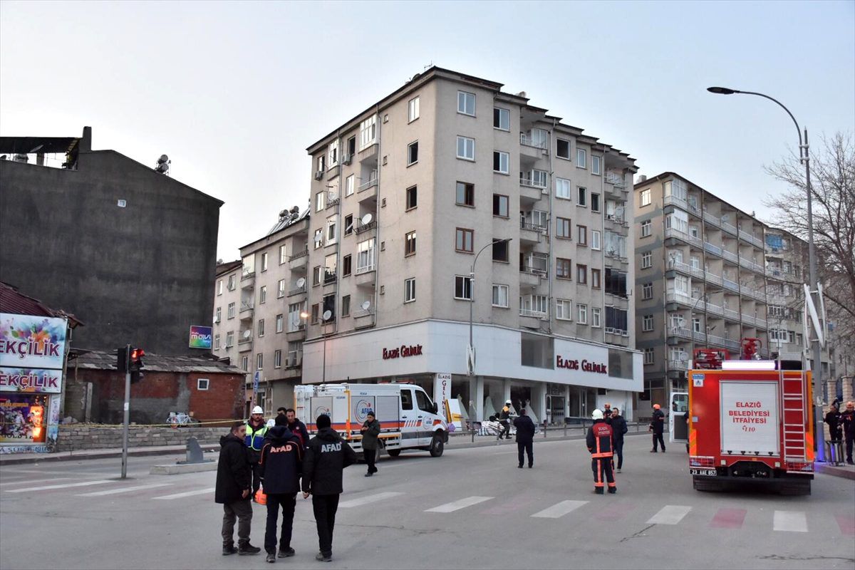 Elazığ\'da depremde hasar gördüğü için boşaltılan bina kontrollü yıkılacak