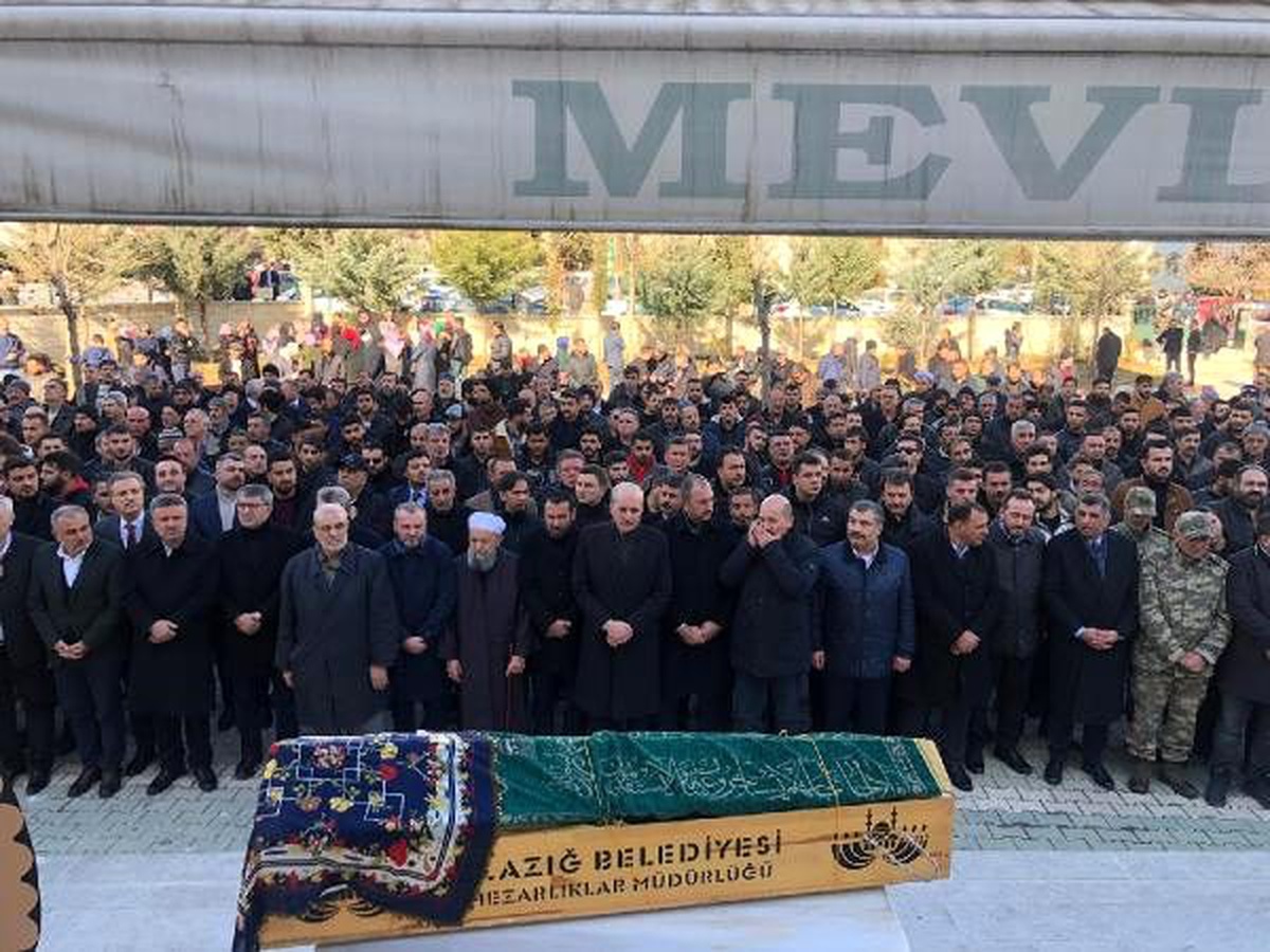 Elazığ\'da enkaz altında kalan 6 kişi, toprağa verildi
