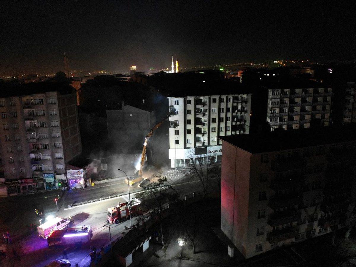 Elazığ\'da hasarlı binada yıkım çalışmaları başladı