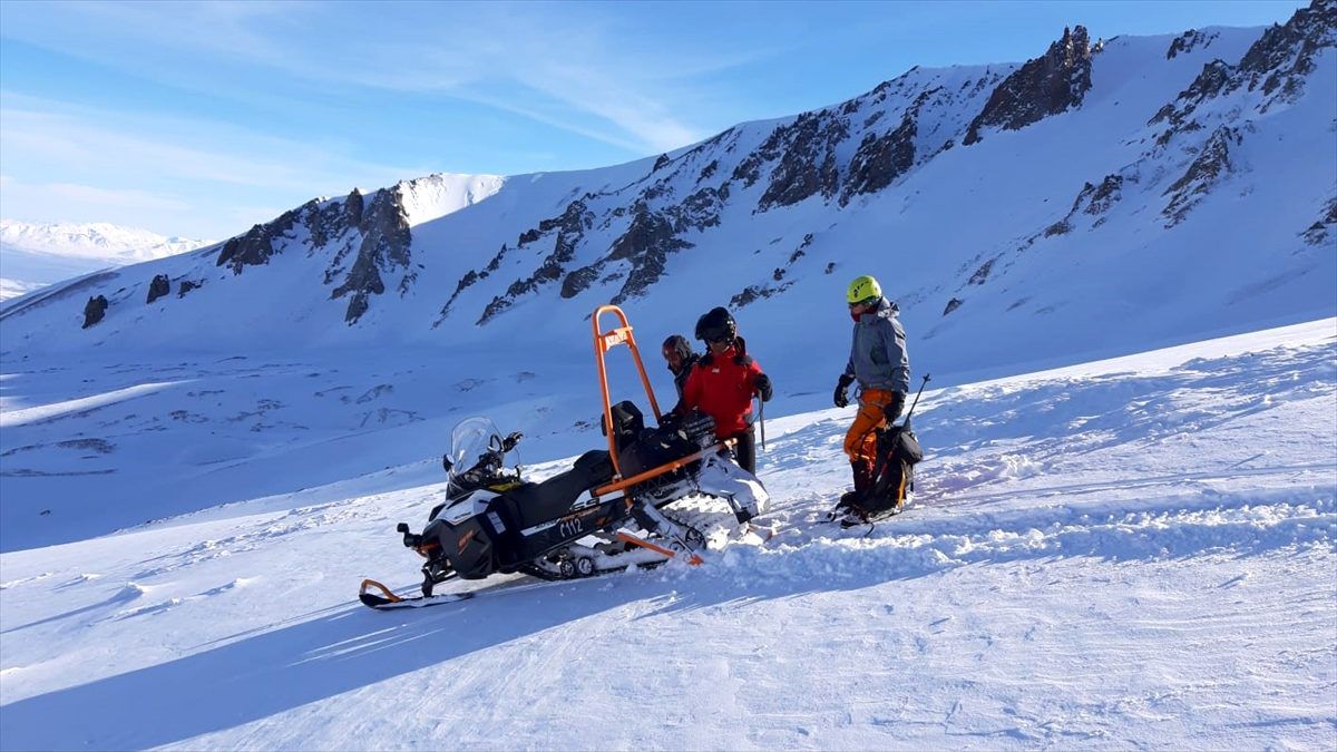 Erciyes\'te sakatlanıp mahsur kalan dağcıyı jandarma kurtardı