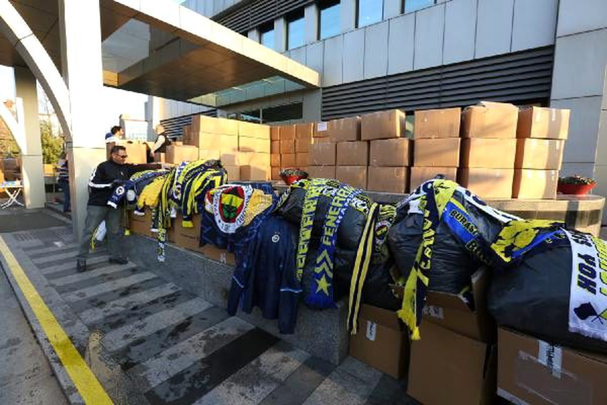 Fenerbahçeli taraftarların yardım paketleri Elazığ\'a ulaştı