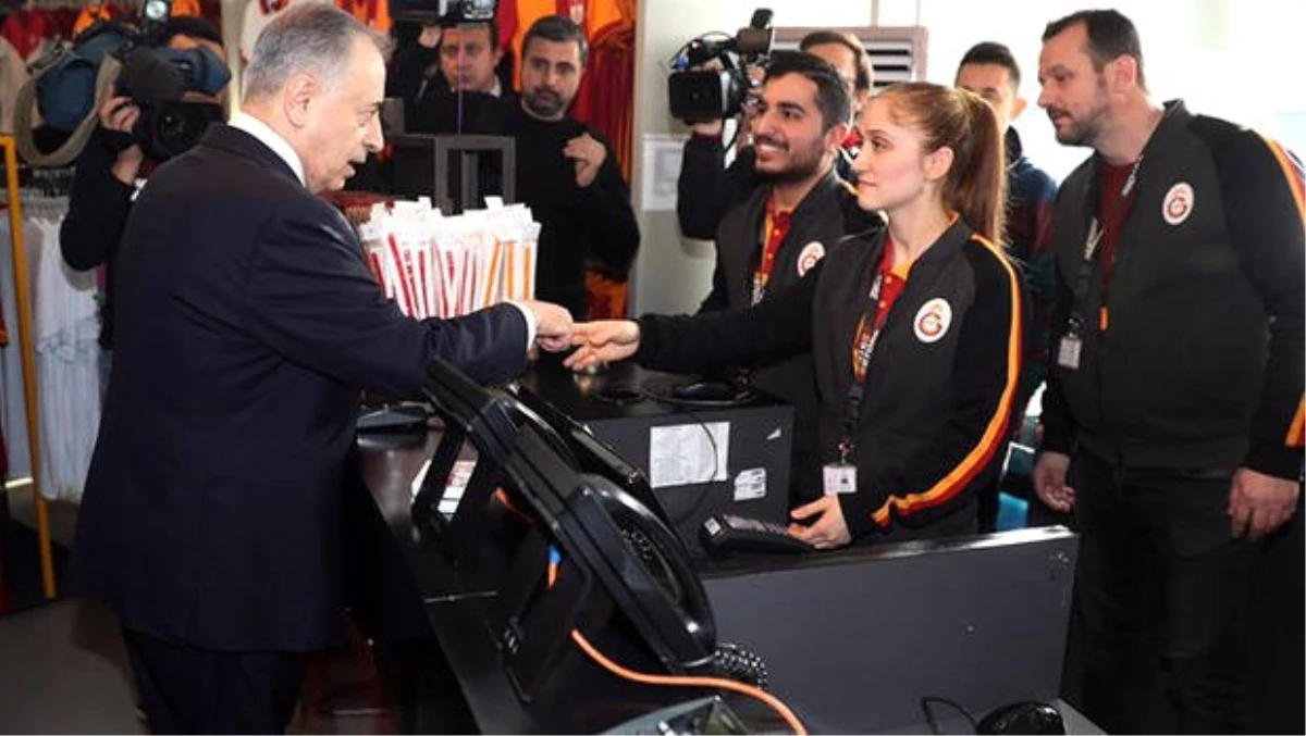 Galatasaray Başkanı Mustafa Cengiz, depremzedeler için alışveriş yaptı