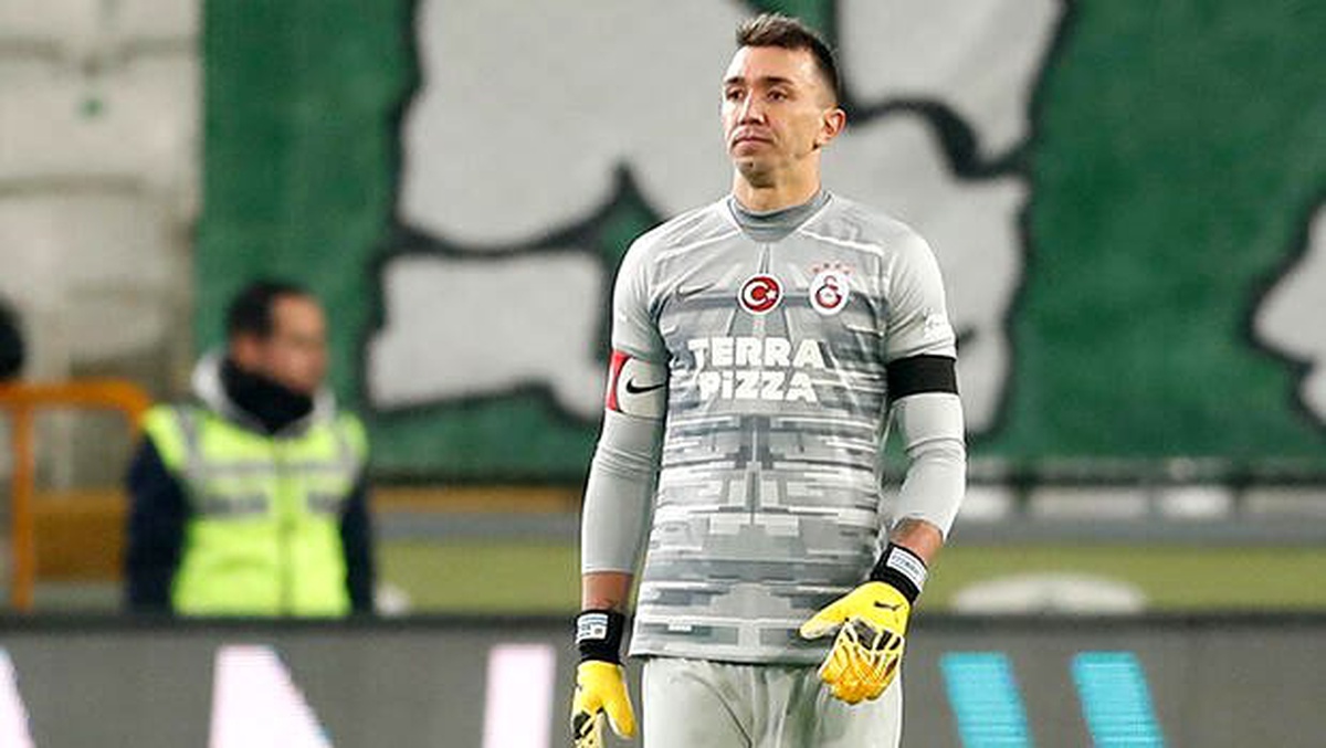 Galatasaray\'da Fernando Muslera duvar ördü!