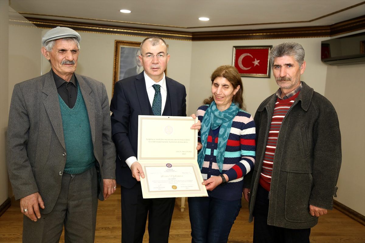Görme engelli Süheyla Köse, Vali Doruk\'u ziyaret etti