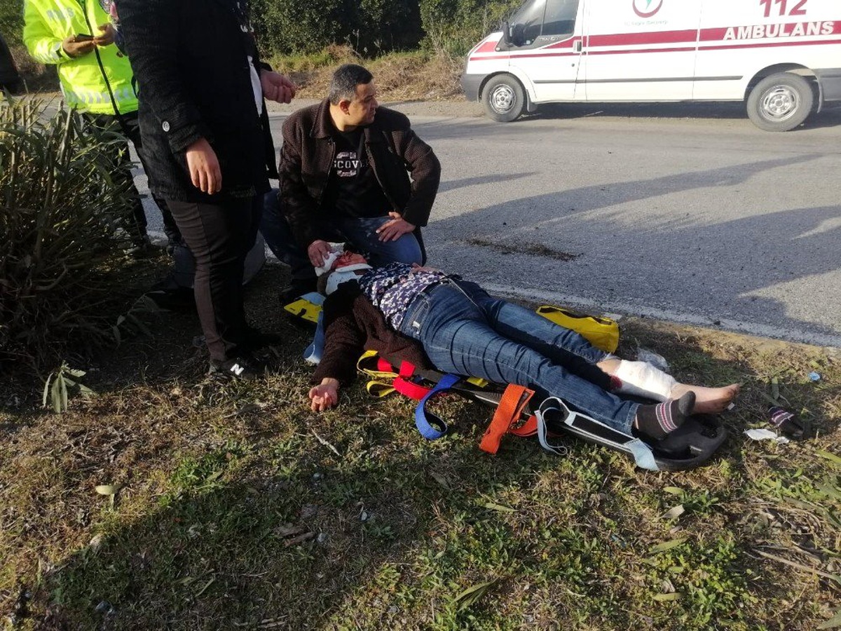 Hatay\'da kamyonet ve otomobil çarpıştı: 5 yaralı
