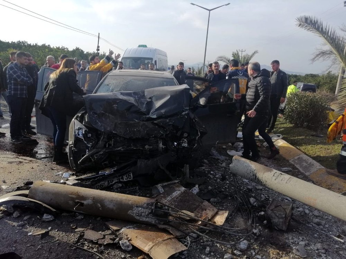 Hatay\'da kamyonet ve otomobil çarpıştı: 5 yaralı