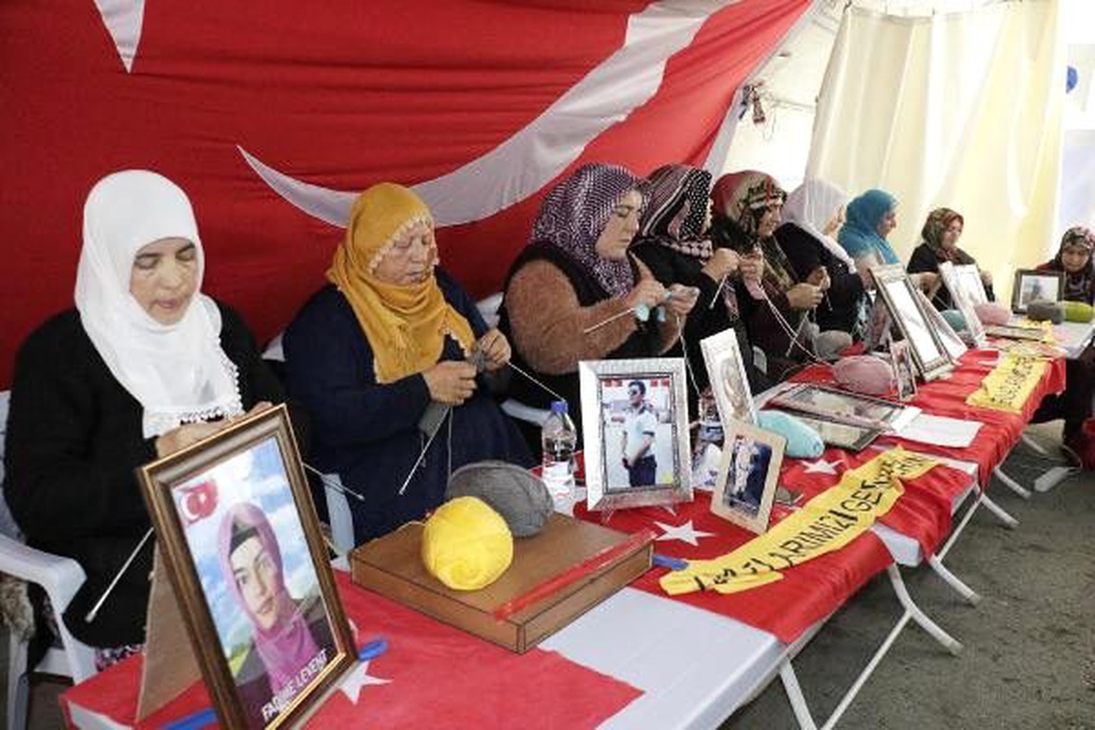 HDP önündeki aileler, depremzedelere atkı örüyor