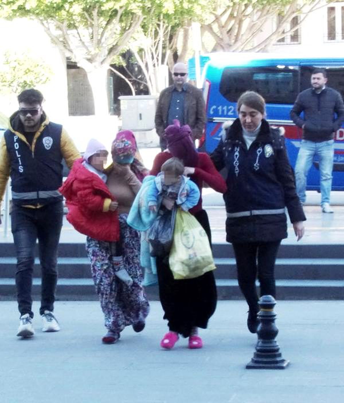 Hırsızlıktan tutuklanan 2 kadın, cezaevine çocuklarıyla gitti