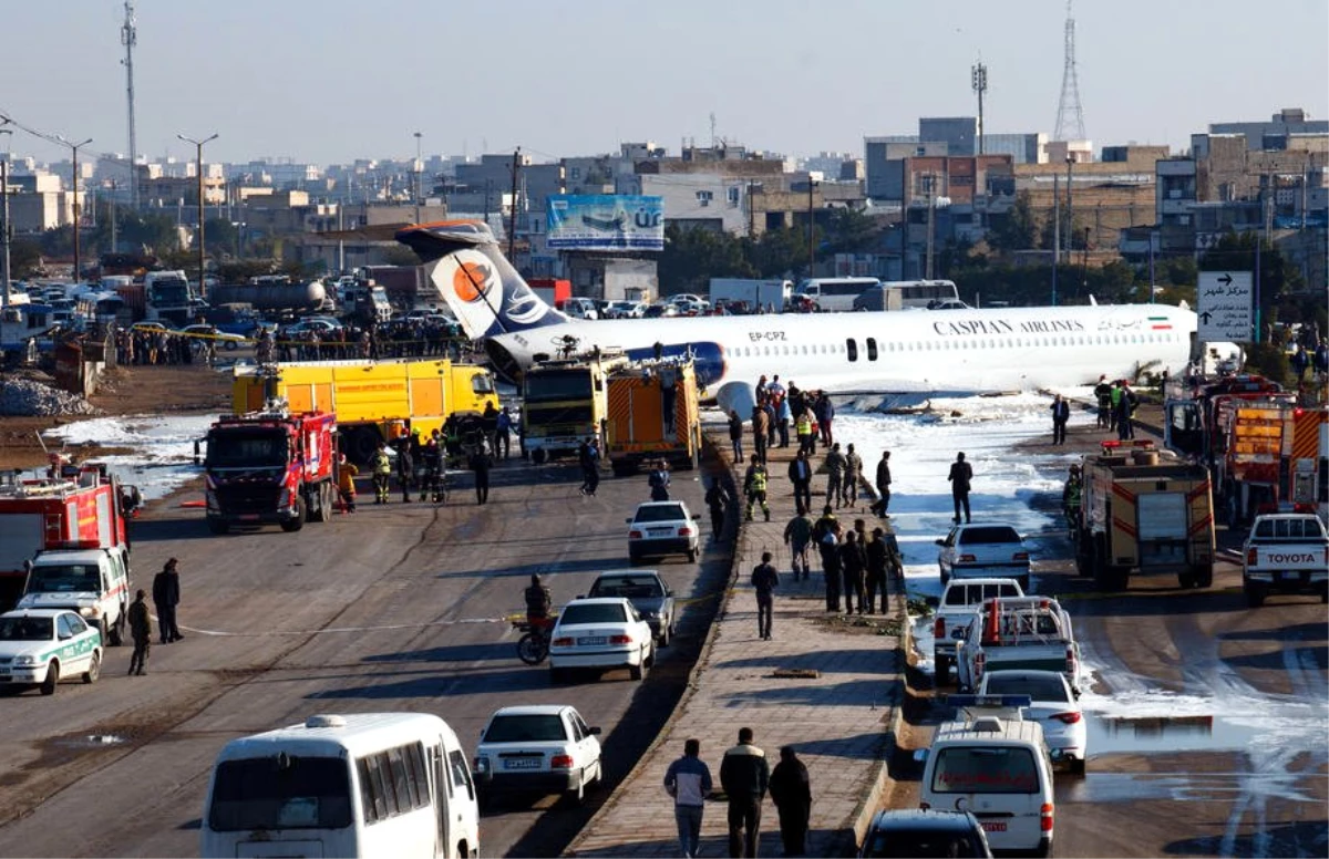 İran\'da yolcu uçağı pistten çıkarak kara yoluna girdi