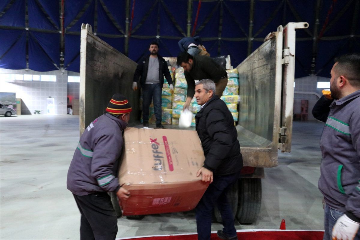 Isparta\'dan deprem bölgesine yardım malzemesi