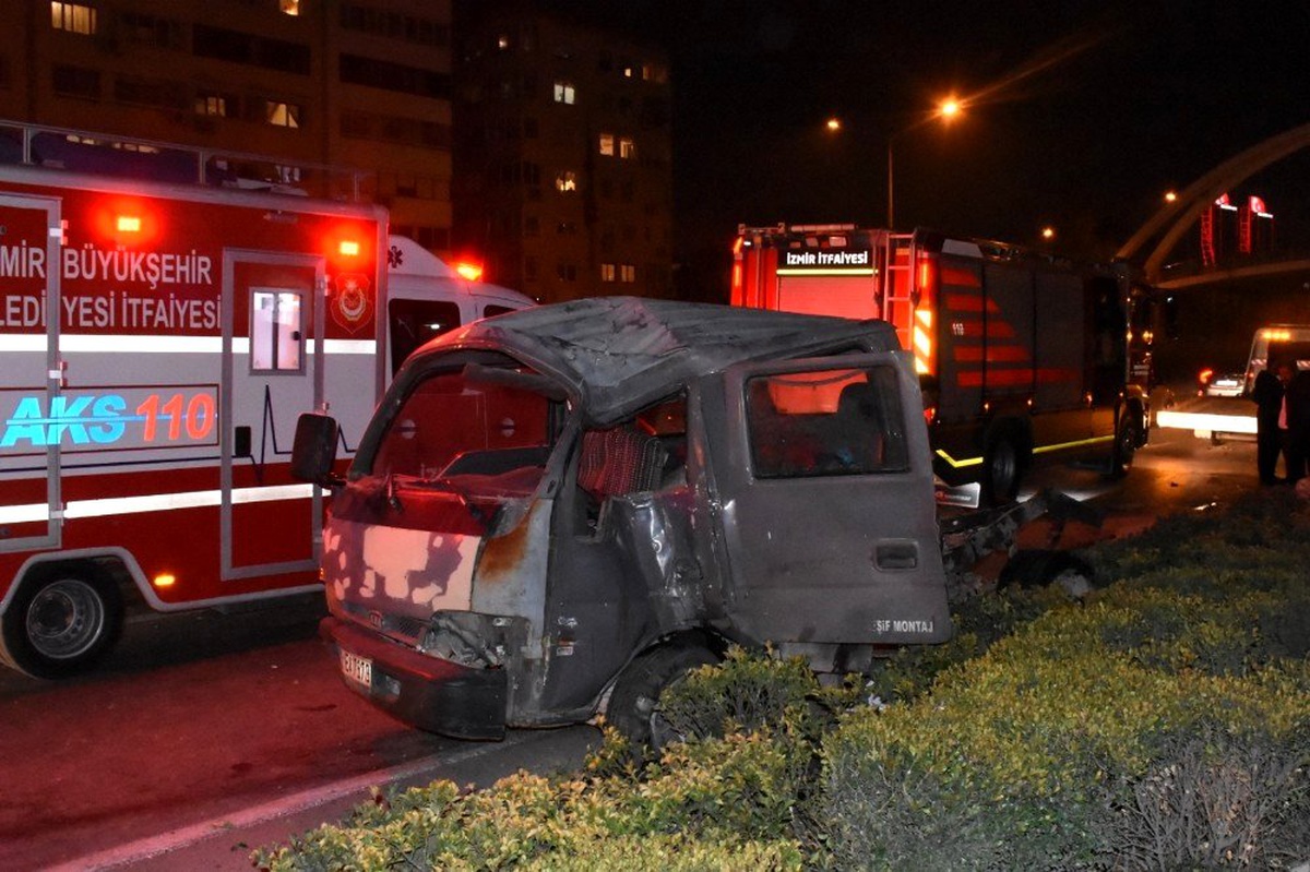 İzmir\'de zincirleme kaza: 2\'si ağır 3 yaralı