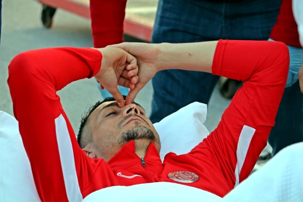 Denizlispor maçında sakatlanan Jahovic, en az 3 hafta oynayamayacak