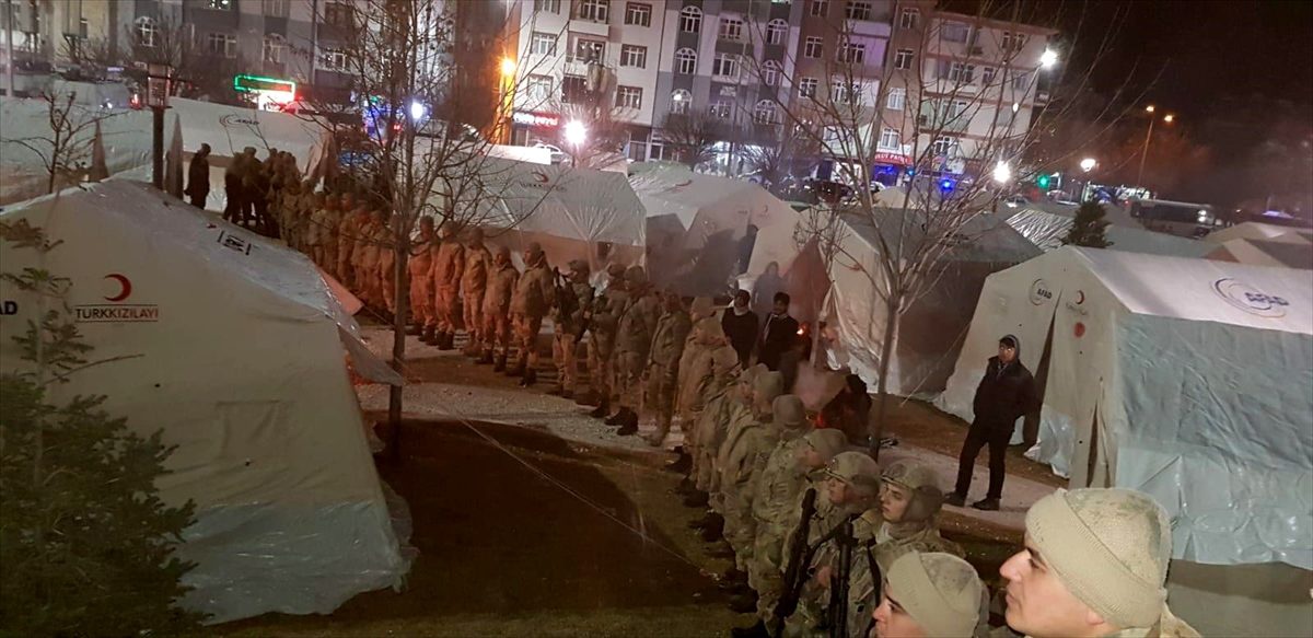 Jandarma, Elazığ\'da depremzedeleri yalnız bırakmıyor