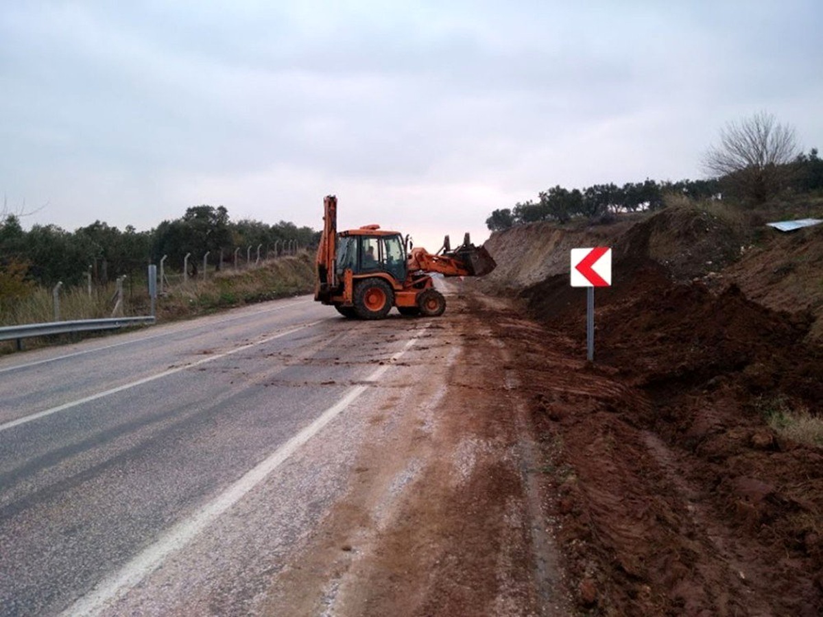 Karayolları menfez ve su kanallarını temizliyor