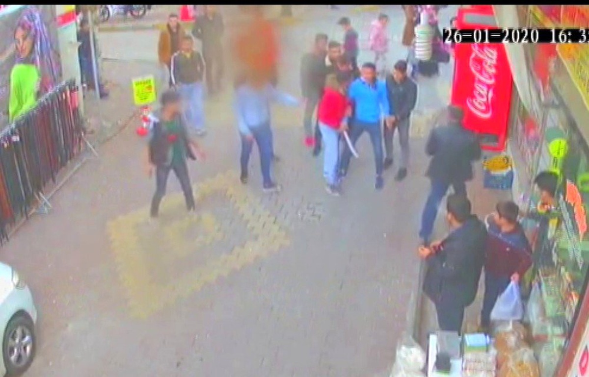 Kavga ettiği kişiyi döner bıçağıyla kovaladı