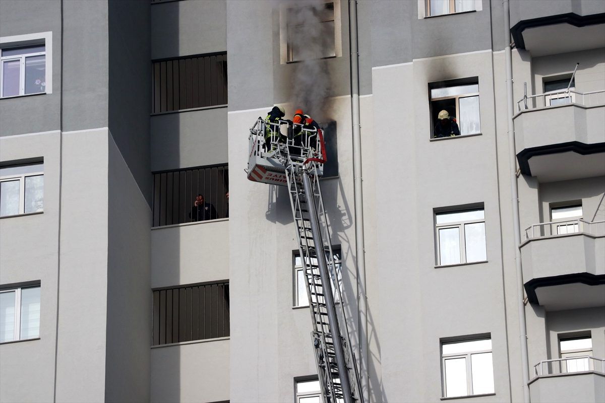 Kayseri\'de çakmakla oynayan çocuklar evde yangın çıkardı