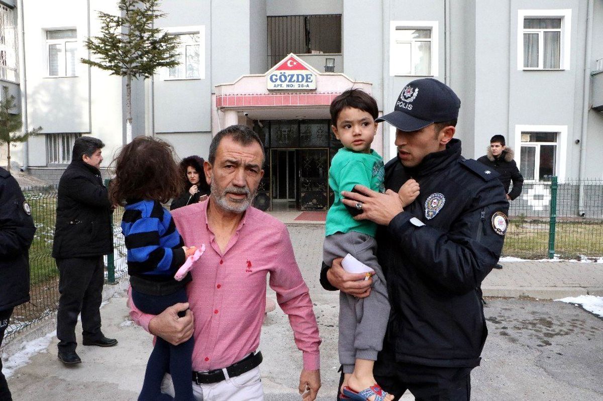 Kayseri\'de yangından kurtulan 2 kardeş etrafı seyretti