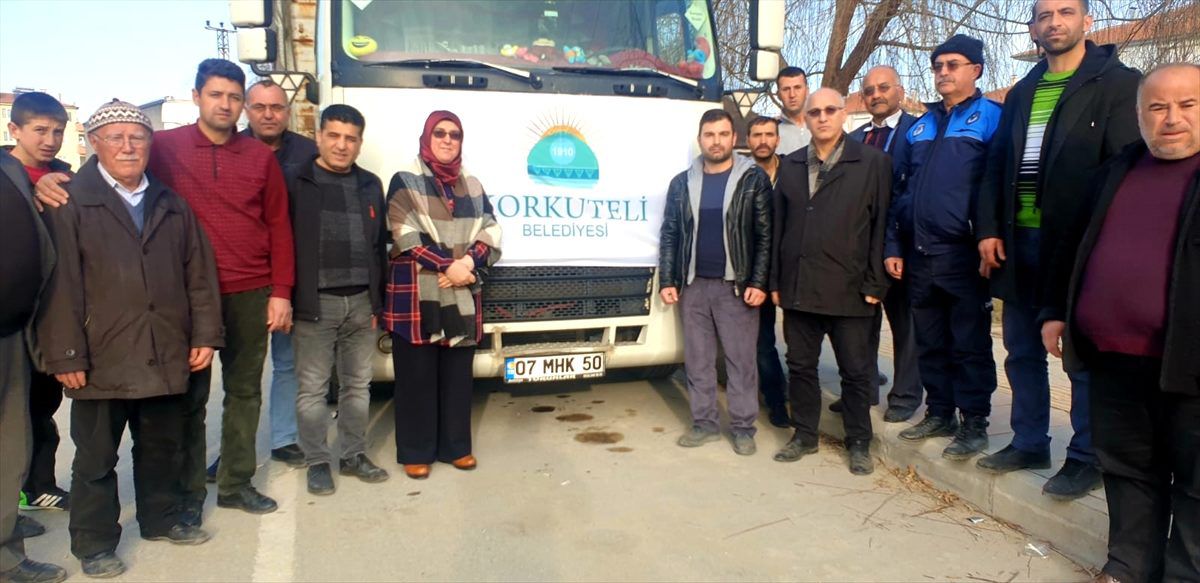 Korkuteli\'nde depremzedeler için toplanan yardım malzemeleri gönderildi