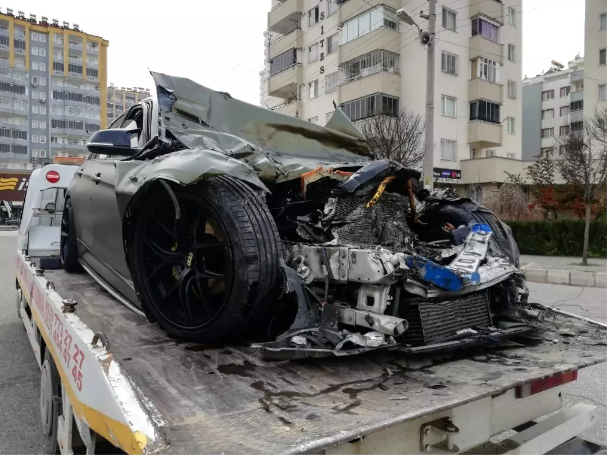 Lüks otomobil ile halk otobüsü çarpıştı: 1 ölü, 7 yaralı