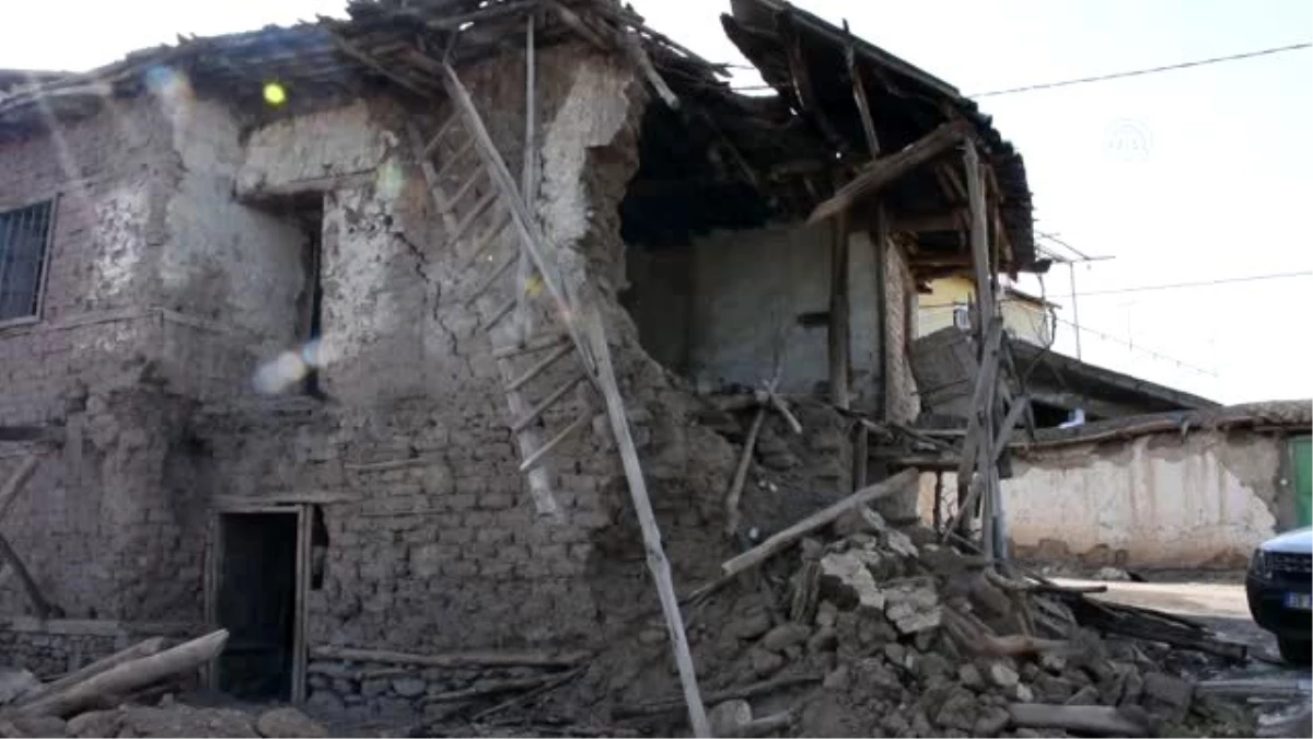 Malatya Valisi Baruş, Doğanyol\'da depremzedeleri ziyaret etti
