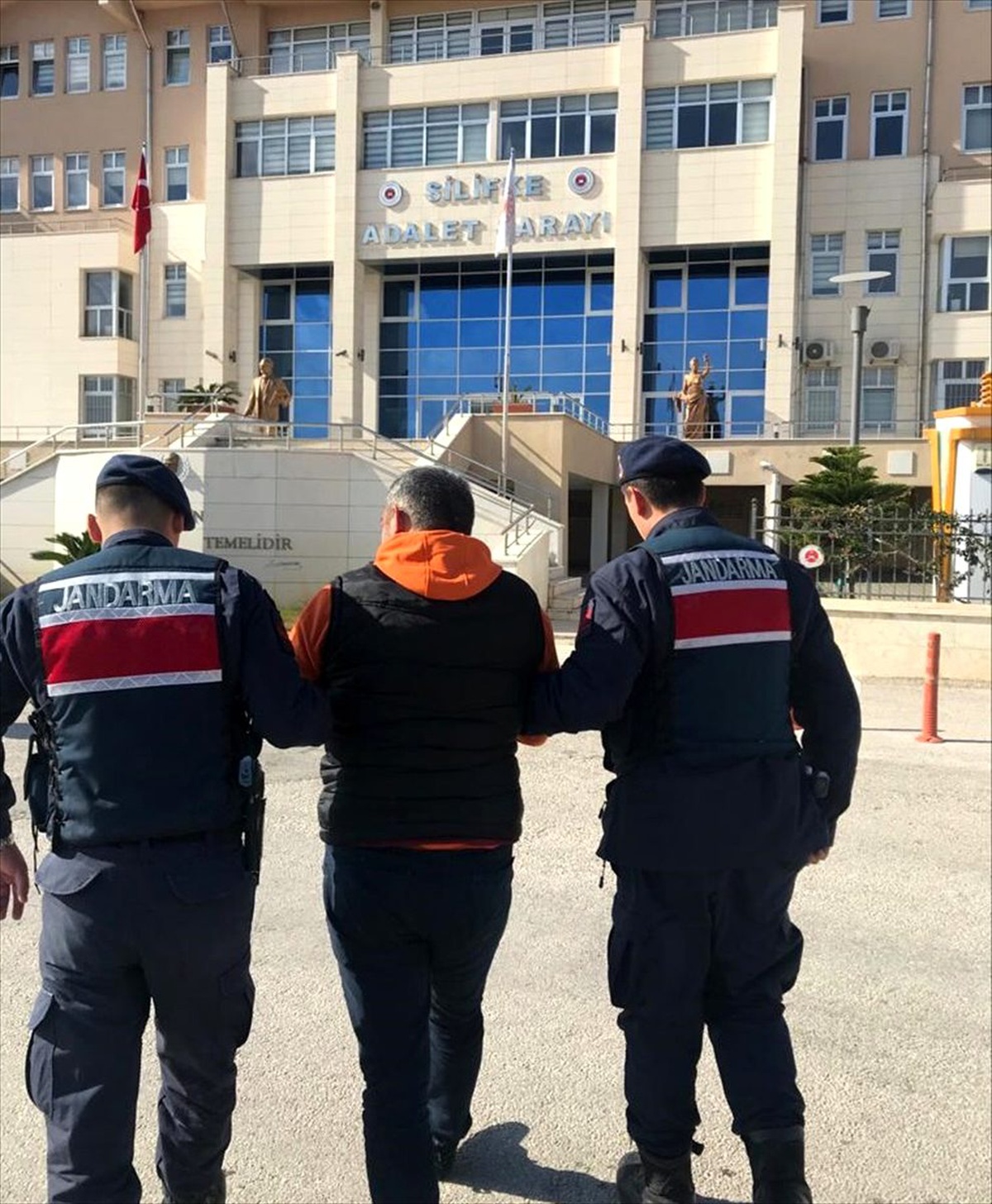 Mersin\'de 16 yıl 7 ay hapis cezası bulunan hükümlü tatil sitesinde yakalandı