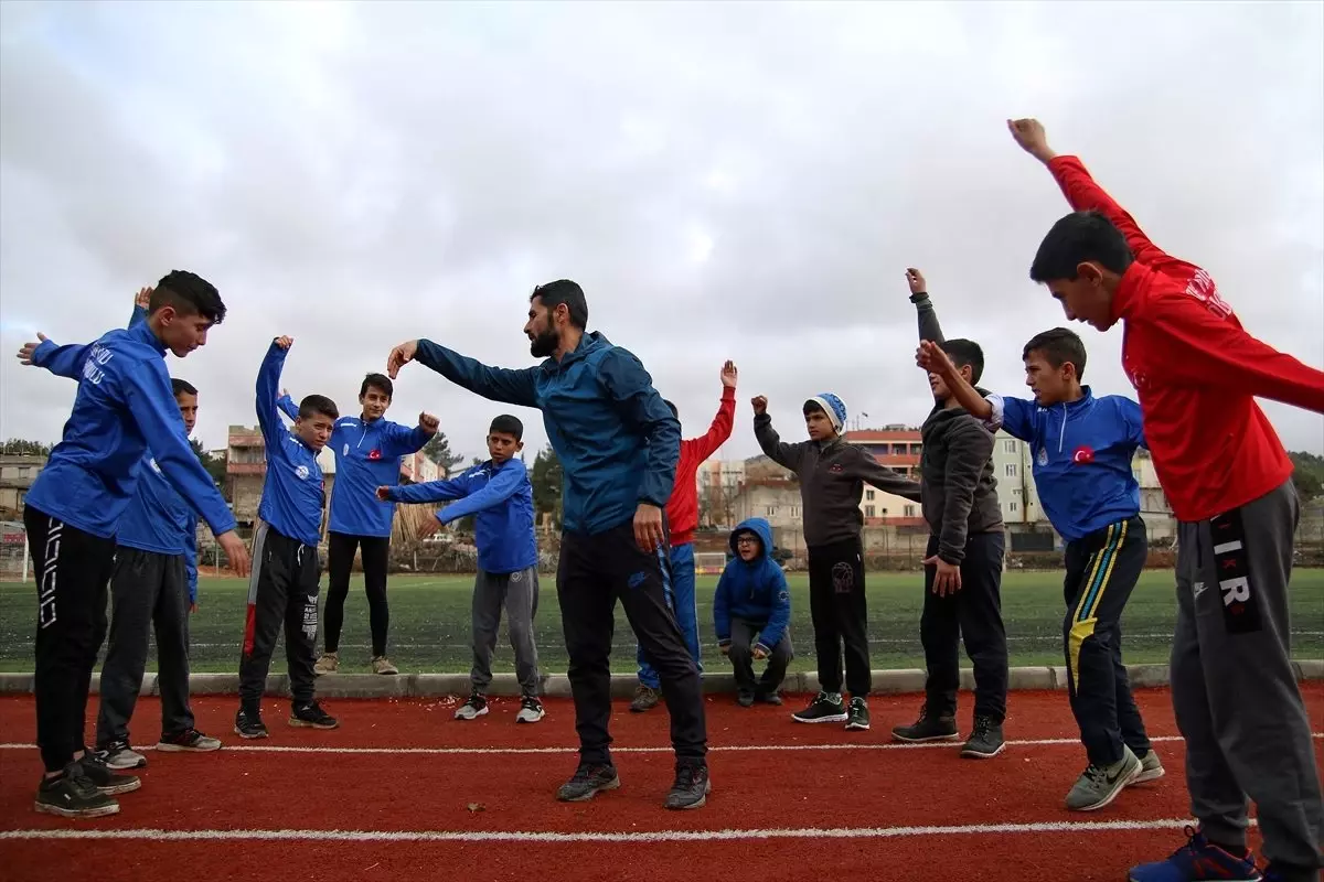 Mustafa öğretmen öğrencilerine sporla umut aşılıyor