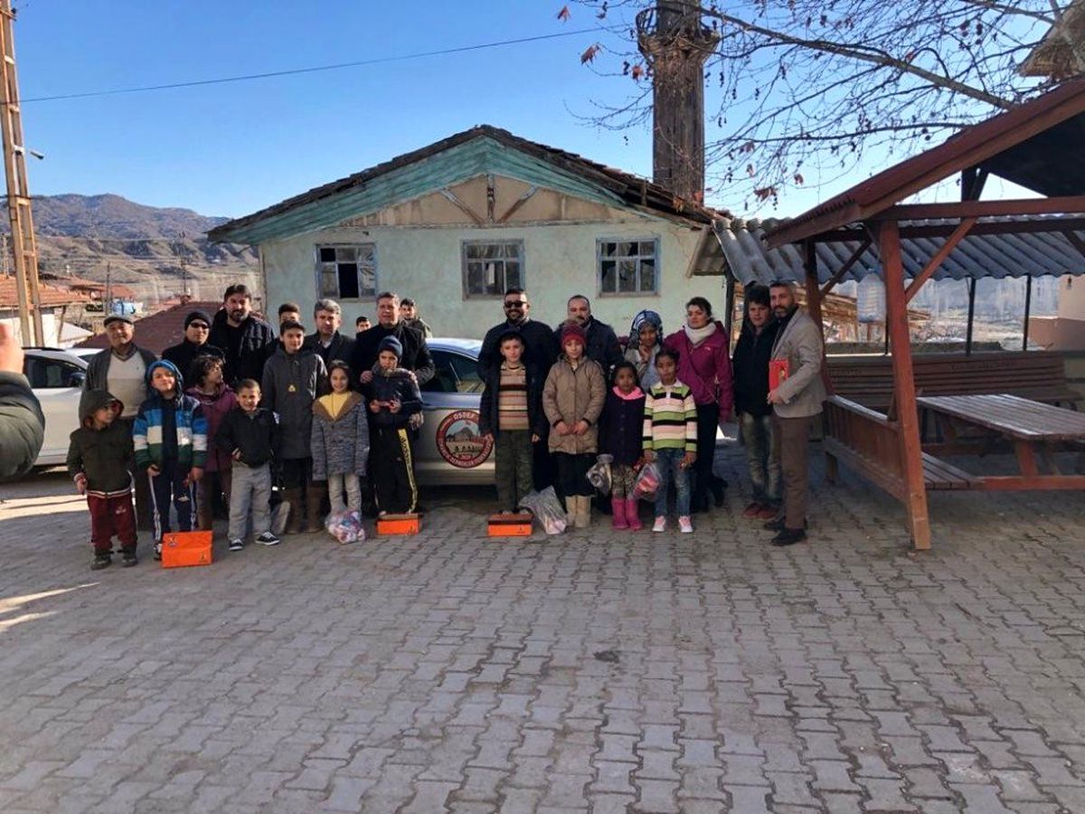 OSDEF\'den köy çocuklarına mont ve bot yardımı