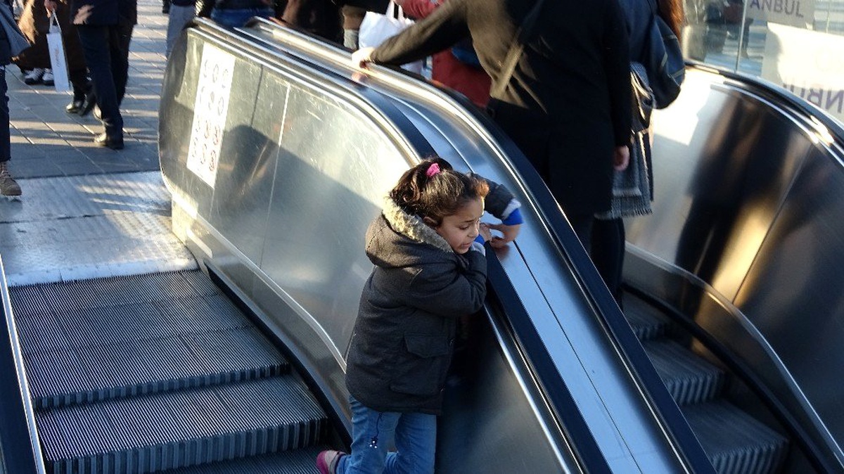 (Özel)Taksim Metrosunun yürüyen merdivenlerinde tehlikeli oyun