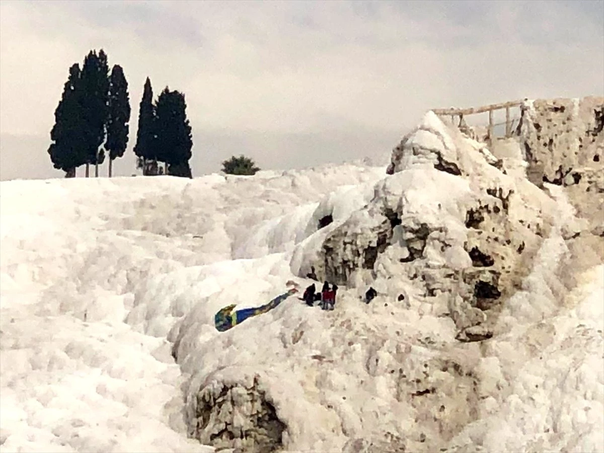 Pamukkale\'de travertenlere düşen yamaç paraşütü pilotu yaralandı