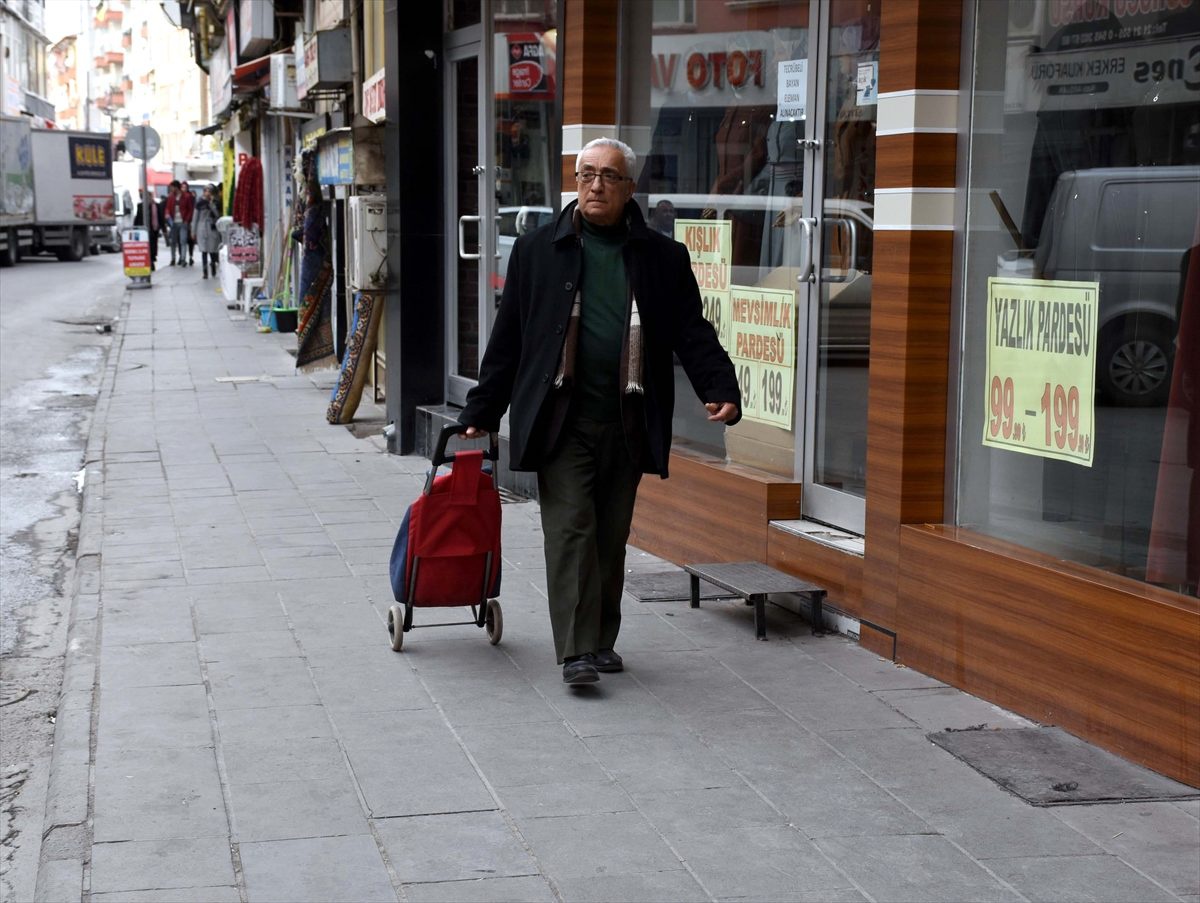 Pazar arabasıyla 20 yıldır sokak hayvanlarına yiyecek taşıyor