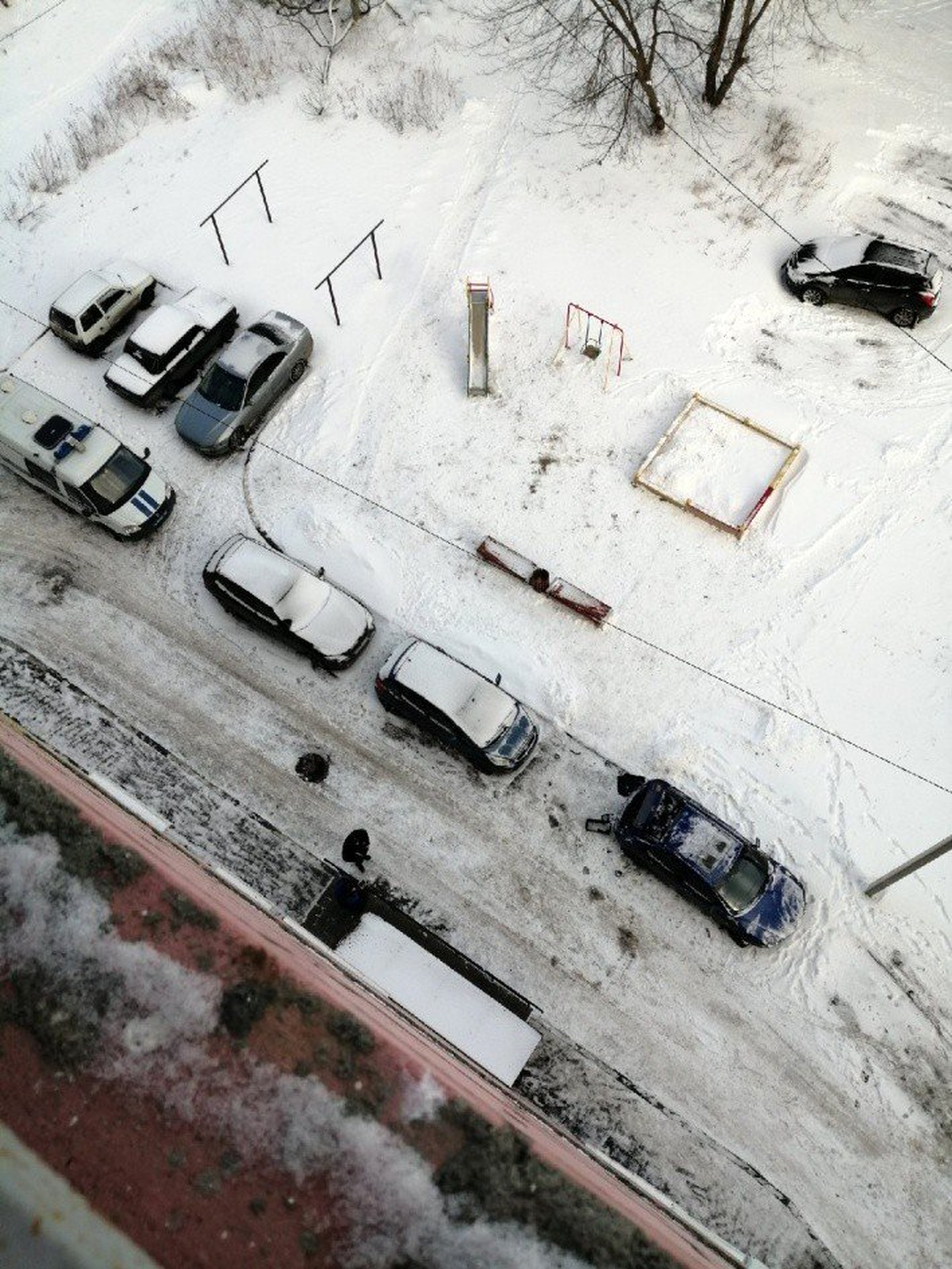 Rusya\'da 17. katta buz tutan balkondan kayarak düşen çocuk öldü