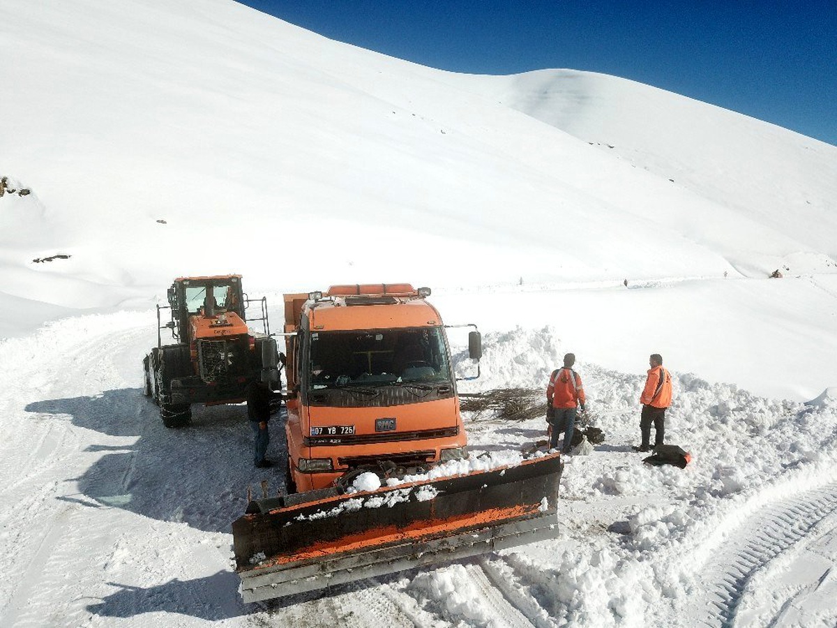 Şırnak\'ta karlı yollarda çalışma yapan ekipler havadan görüntülendi