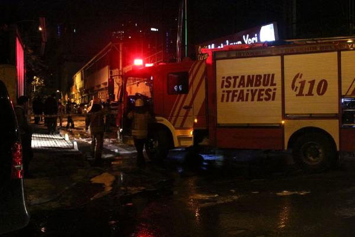 Şişli\'de araçların lastiklerini kesip ateşe verdiler
