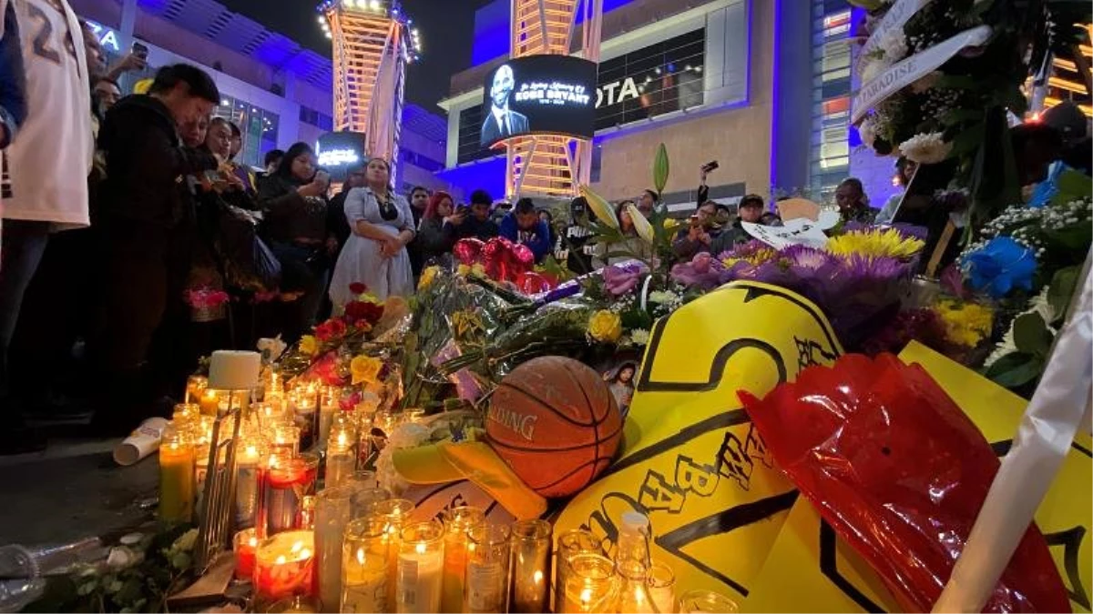 Staples Center yasta: Binlerce kişi helikopter kazasında ölen \'idolleri\' Kobe için toplandı
