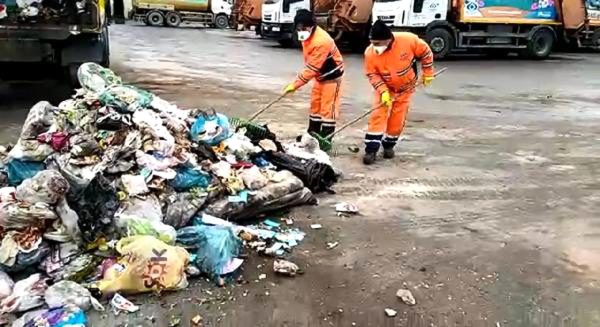 Sultangazi\'de çöpe atılan parayı bulup sahibine verdiler