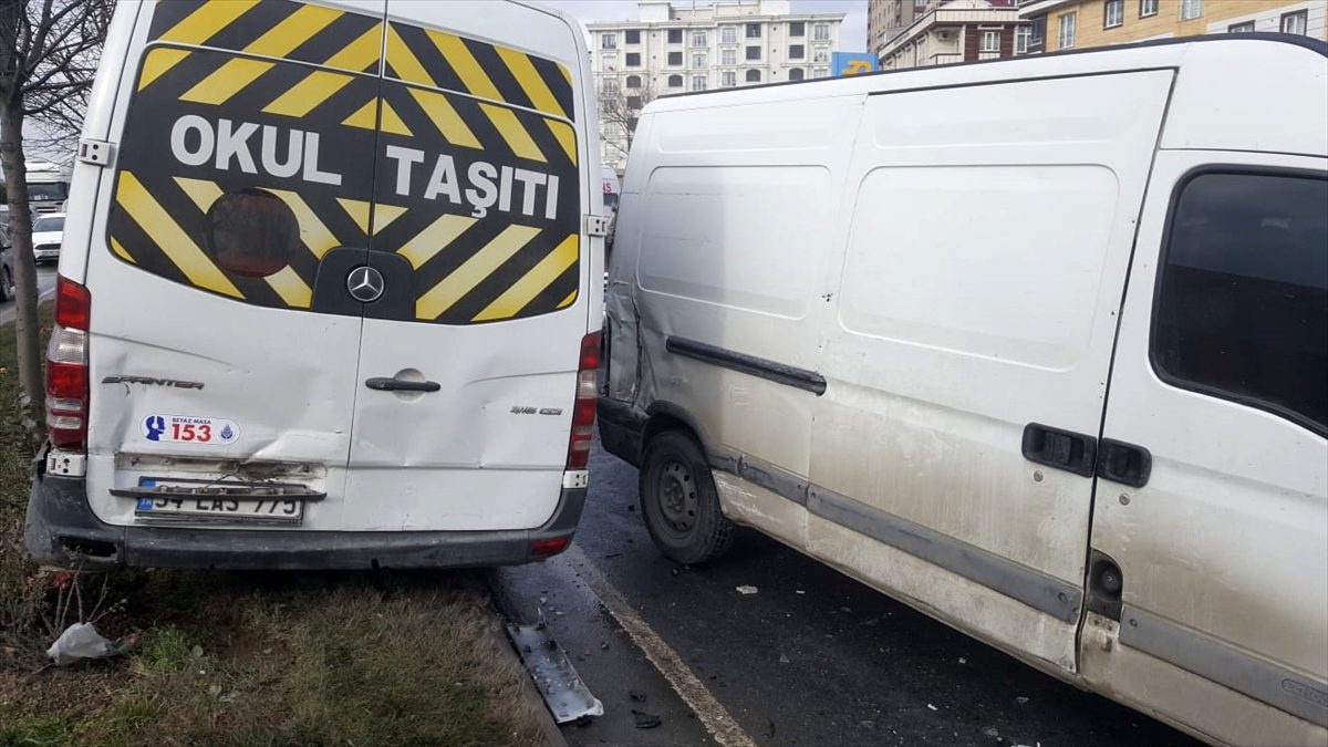 Sultangazi\'de zincirleme trafik kazası: 6 yaralı