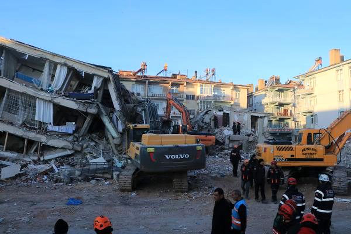 Sürsürü\'de, enkazda kalan 2 kişiyi kurtarma çalışmaları sürüyor