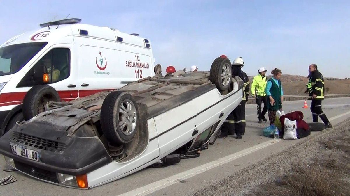Tekeri kopan otomobil ters devrildi: 2 yaralı