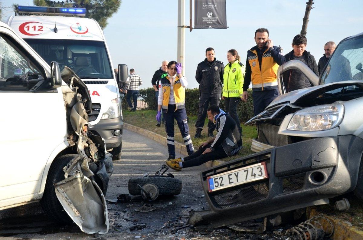 Ticari araçla minibüs kafa kafaya çarpıştı: 5 yaralı