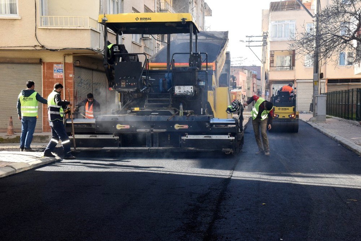 Toroslar Belediyesinin asfalt çalışmaları sürüyor